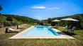 Toscana Immobiliare - La splendida piscina panoramica con zona solarium è perfetta per rinfrescarsi durante le calde giornate estive