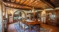 Toscana Immobiliare - Il casale è stato ristrutturato mantenendo lo stile autentico toscano, con pavimenti in cotto e travi in legno a vista