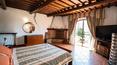 Toscana Immobiliare - Das Bauernhaus wurde unter Beibehaltung des authentischen toskanischen Stils renoviert, mit Terrakottaböden und sichtbaren Holzbalken