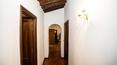 Toscana Immobiliare - Les chambres sont agrémentées de finitions de style toscan, telles que des sols en terre cuite, des arcs en pietra serena, des murs rustiques, des poutres apparentes et des cheminées