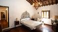 Toscana Immobiliare - Las habitaciones están decoradas con finos acabados de estilo toscano, como suelos de terracota, arcos de pietra serena, paredes rústicas, vigas vistas y chimeneas