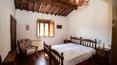 Toscana Immobiliare - Une allée bordée de cyprès dans un style toscan exquis mène à la ferme, entièrement construite en pierre locale