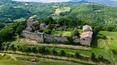 Toscana Immobiliare - Questa affascinante proprietà si trova all'interno di un castello medievale risalente al XIII secolo, ricostruito nel Cinquecento
