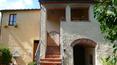 Toscana Immobiliare - An das Bauernhaus schließt sich ein Nebengebäude an, das als Garage oder Schuppen genutzt wird