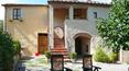 Toscana Immobiliare - La propiedad está inmersa en la hermosa campiña toscana