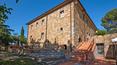 Toscana Immobiliare - La proprietà gode di una splendida vista sui vigneti, oliveti e boschi tipici del territorio