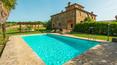 Toscana Immobiliare - La lussuosa proprietà è circondata da 5 ettari di terreno e si compone di una magnifica villa con piscina e dépendance
