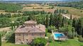 Toscana Immobiliare -  Splendido casale con piscina in vendita al centro della Toscana, nella rinomata zona della Valdichiana, fra Arezzo e Siena