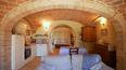 Toscana Immobiliare - Kleiner restaurierter mittelalterlicher Weiler in der Toskana zu verkaufen, umgebaut zu einem Agriturismo mit 9 Wohnungen