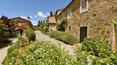 Toscana Immobiliare - Petit hameau médiéval restauré à vendre en Toscane, transformé en agritourisme avec 9 appartements