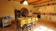 Toscana Immobiliare - Una hábil restauración ha transformado el complejo en un encantador agroturismo