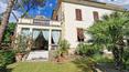 Toscana Immobiliare - La villa presenta travi in legno, pavimenti in marmo e cotto e porte con vetrate in stile liberty