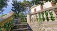 Toscana Immobiliare - La villa présente des poutres en bois, des sols en marbre et en terre cuite et des portes vitrées de style Art nouveau
