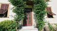 Toscana Immobiliare - La villa tiene vigas de madera, suelos de mármol y terracota y puertas de cristal Art Nouveau