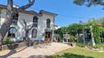 Toscana Immobiliare - La proprietà comprende una grande villa, giardini privati con alberi secolari e vari annessi residenziali e agricoli