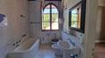 Toscana Immobiliare - Numerosas ventanas y ventanales permiten que la luz natural ilumine todas las habitaciones