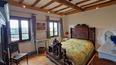 Toscana Immobiliare -  La ferme a une superficie d'environ 300 mètres carrés et abrite cinq chambres à coucher et trois salles de bains