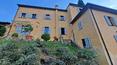 Toscana Immobiliare - La propiedad está rodeada por una hectárea de cuidado jardín con piscina y solarium con vistas al valle