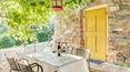Toscana Immobiliare - L'intérieur de la ferme a un style toscan raffiné, avec des poutres apparentes et des sols en terre cuite