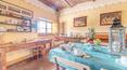 Toscana Immobiliare - El interior de la masía tiene un refinado estilo toscano y cuenta con vigas vistas y suelos de terracota