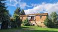 Toscana Immobiliare - La proprietà, circondata da 7 ha di terreno, è composta dal casale principale, un annesso e un grande capannone