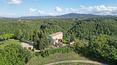 Toscana Immobiliare -  Proprietà di lusso con un casale, varie pergole, una piscina, una casetta in legno, un garage e 33 ha di terreno