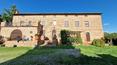 Toscana Immobiliare - Questa proprietà del XVII secolo è immersa in una meravigliosa tenuta di 33 ettari