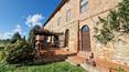 Toscana Immobiliare - Il casale si sviluppa su circa 760 mq, è dislocato su tre piani e suddiviso in cinque appartamenti