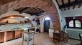 Toscana Immobiliare - Propiedad de lujo con un cortijo, varias pérgolas, una piscina, una casita de madera, un garaje y 33 ha de terreno