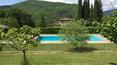 Toscana Immobiliare - Proprietà con 3 unità indipendenti con 9 camere e 12 bagni, piscina e 18 ha di terreno in vendita in Toscana