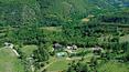 Toscana Immobiliare - La propriété est située sur une colline toscane entre la vallée du Casentino et le parc national des forêts du Casentino
