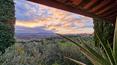 Toscana Immobiliare - Questo affascinante casale del XVII secolo sorge nel cuore della Toscana, a pochi passi da Chiusi