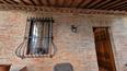 Toscana Immobiliare - Situato nelle vicinanze del centro di Chiusi, il casale unisce la quiete della campagna alla comodità dei servizi