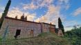 Toscana Immobiliare - Proprietà parzialmente ristrutturata con antico casale, 1 ha di terreno e vista panoramica in vendita in Toscana