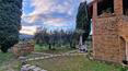 Toscana Immobiliare -  La proprietà è circondata da un terreno terrazzato che offre un contesto perfetto per il relax e la convivialità