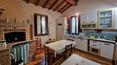 Toscana Immobiliare - In der Nähe des Zentrums von Chiusi gelegen, verbindet das Bauernhaus die Ruhe der Landschaft mit den Annehmlichkeiten der Dienstleistungen