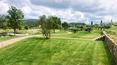 Toscana Immobiliare - La finca está inmersa en la campiña toscana, salpicada de viñedos y olivares