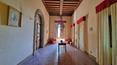 Toscana Immobiliare - Aldea con castillo medieval, casa solariega, granjas, iglesia, establos, 715 hectáreas de terreno y 2 lagos en la provincia de Siena.