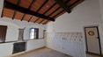 Toscana Immobiliare - Le domaine typiquement toscan se compose d'une villa principale, d'une ferme et de plusieurs dépendances et remises à rénover