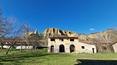 Toscana Immobiliare - La proprietà include 28 ha di terreno con piantagioni arboree, uliveto, vigneto, calanchi, boschi, seminativo, due laghi artificiali e alcune sorgenti
