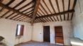 Toscana Immobiliare - La propriété est bordée de tous côtés par le pittoresque village d'Il Borro