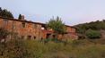 Toscana Immobiliare - La propiedad limita por todos lados con el pintoresco pueblo de Il Borro