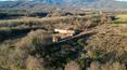 Toscana Immobiliare - L'autentico casale toscano è immerso nelle incantevoli colline tra Firenze e Arezzo