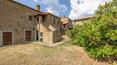 Toscana Immobiliare - Agriturismo con piscina e terreni  in vendita ad Arezzo