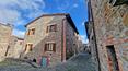 Toscana Immobiliare - Detached villa with garden for sale in the heart of the medieval village of Contignano, Val d'Orcia, in the province of Siena