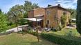 Toscana Immobiliare - La proprietà è circondata da 15 ettari di terreno che abbracciano giardini rigogliosi e panorami mozzafiato