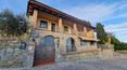 Toscana Immobiliare - La villa è situata al confine tra Umbria e Toscana e regala una vista incantevole sul lago Trasimeno e sulle dolci colline toscane