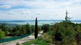 Toscana Immobiliare - Gli spazi esterni comprendono giardini raffinati, terrazze panoramiche e una magnifica piscina