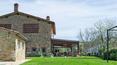 Toscana Immobiliare - Elegante casa de campo con anexo, piscina y jacuzzi, rodeada de 28 ha de terreno y vistas impresionantes