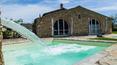 Toscana Immobiliare - Elegantes Bauernhaus mit Nebengebäude, Schwimmbad und Jacuzzi, umgeben von 28 ha Land und atemberaubender Aussicht